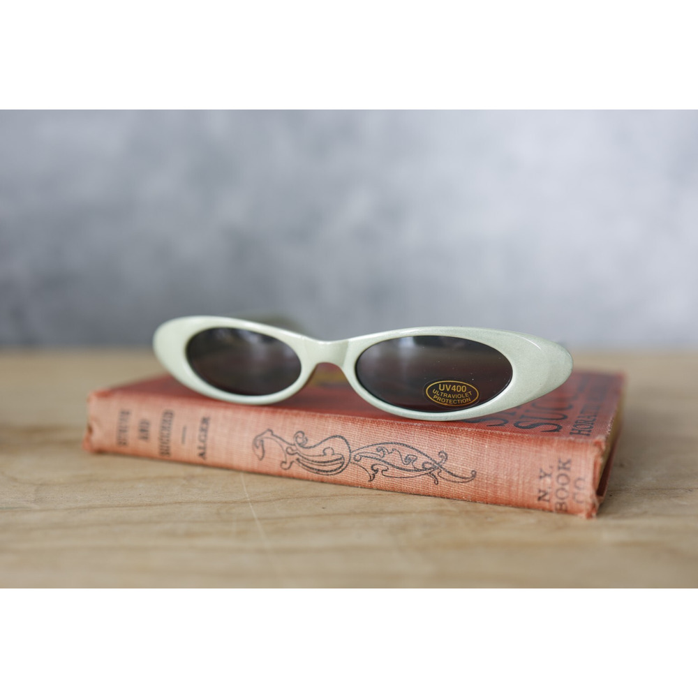 Vintage 2000s Y2K Slim Sunglasses New old Stock Cateye rockabilly Bratz Coquette - Picture 1 of 8